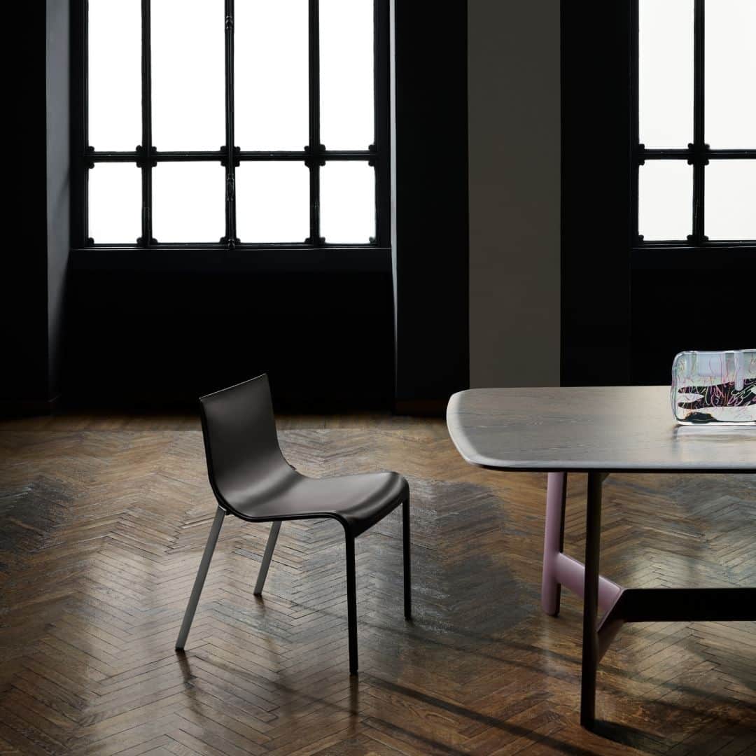 B&B Italiaのインスタグラム：「Contemporary appeal and fluid style. Mjna chair designed by Piero Lissoni has a clean and simple design, a wave that follows the ergonomic seat and covers the entire leather structure like a glove, excluding only the rear legs with exposed steel.   @pierolissoni Ph @tommasosartori_studio  #bebitalia #design #Milan #Italy」