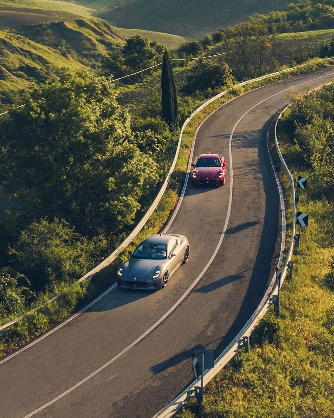 マセラティのインスタグラム：「Two souls, one body.⁣ The V6 Nettuno-powered GranTurismo Trofeo and the all-electric GranTurismo Folgore. Charging performance, for the grand tour of your choice.⁣ #Maserati #MaseratiGranTurismo⁣   Photo taken inAsciano (Crete Senesi, Tuscany)」