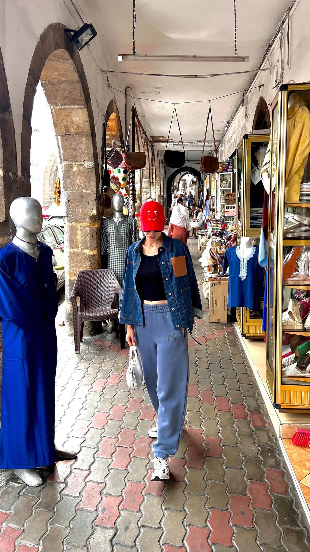 ルナ・マヤのインスタグラム：「Captivated by the colors and culture of Casablanca’s streets🫶🚦」