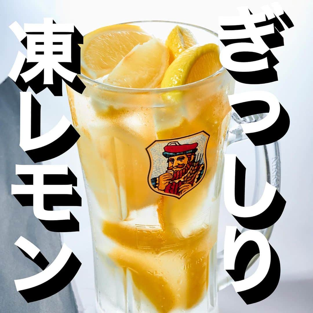 喃風 池袋サンシャイン60通り店のインスタグラム：「レモン満ち満ち🍋 喃風の【メガレモンサワー】❣️  メガジョッキの中には氷ではなく 凍ったレモンがぎっしり🙌 なんと2個分🤩💥  まだまだ暑い日が続く9月なので🏋🏽‍♂️💦 冷た〜いメガレモンサワーおすすめです🍋  薄まらことなく最後の一口まで ずっと美味しく飲めますよ😳❤️‍🔥  喃風の鉄板粉物と しゅわしゅわレモンサワーの相性抜群🫰🏼❣️  ぜひ、お試しください〜💯  #池袋グルメ#南池袋公園#池袋デート#池袋もんじゃ#もんじゃ#池袋居酒屋#池袋喃風#喃風#どろ焼き#食べ放題#池袋食べ放題#お好み焼き#池袋ディナー#池袋お好み焼き#池袋鉄板焼き#たこ焼#食べスタグラム#メガレモンサワー #レモンサワー」