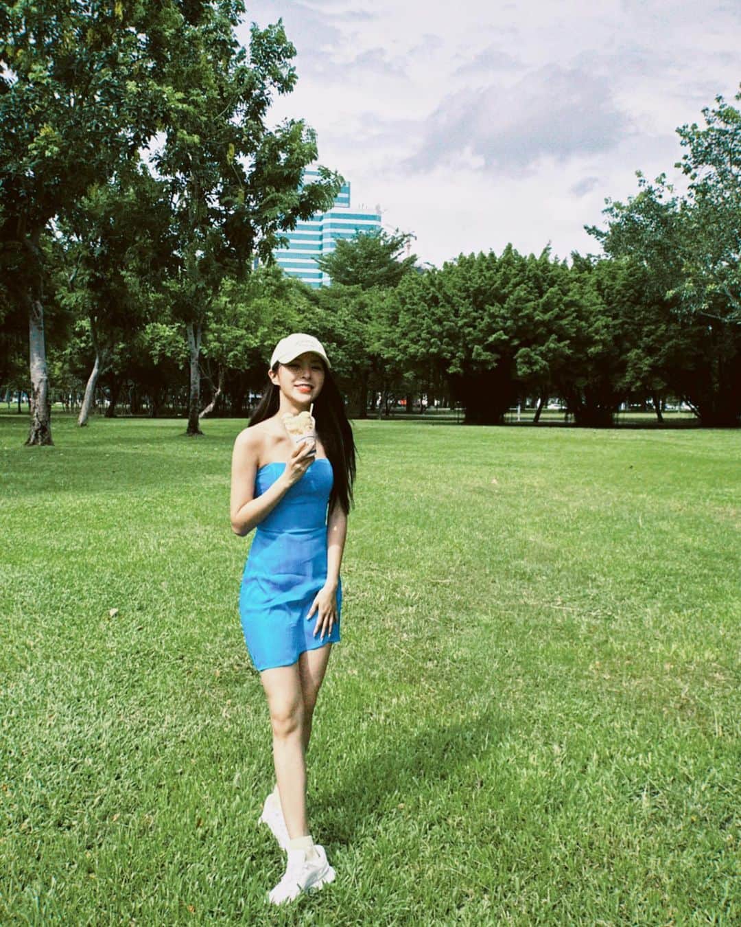エルキーのインスタグラム：「忙裏偷閒🌥️ 除了颱風 一切都很好的高雄初體驗🥹 ❤️白糖粿好好吃 🧡電動車直接上船好方便 💛輕軌很好看很好拍 💚大家都好nice 很開心的一趟旅程！下次再來～～ 颱風還沒徹底離開 大家還是要注意安全喔！」