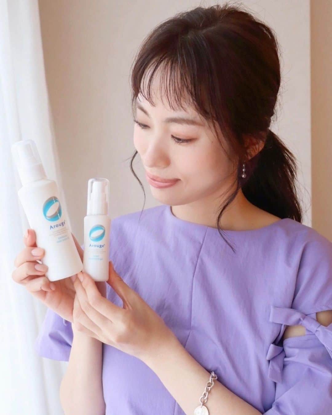 岡本静香のインスタグラム：「「敏感肌を理想のツヤ肌へ。」を掲げる製薬会社＊発のスキンケアブランド、アルージェ （＊全薬工業）   そちらのサイト内コンテンツ "敏感肌活" にて、 「この秋おすすめの岡本静香流、敏感肌ルーティーン」についてお話ししております💐   私が手に持っているのは、モイスチャー ミストローションⅡ・モイスト トリートメント ジェル。 モイスチャー ミストローションⅡはスプレータイプの化粧水で全顔満遍なくつけやすく、しっかりとうるおいを感じることができます。     そちらにモイスト トリートメント ジェルを重ねて保湿ケア。ジェルタイプなので、みずみずしく、夏の乾燥ダメージが気になる肌に気持ちよく浸透＊していきます。 （＊角層まで）     低刺激なアルージェのスキンケアを、これからの季節ぜひ試してみてください✨   #敏感肌活 #アルージェ #敏感肌 #うるツヤ肌 #pr」