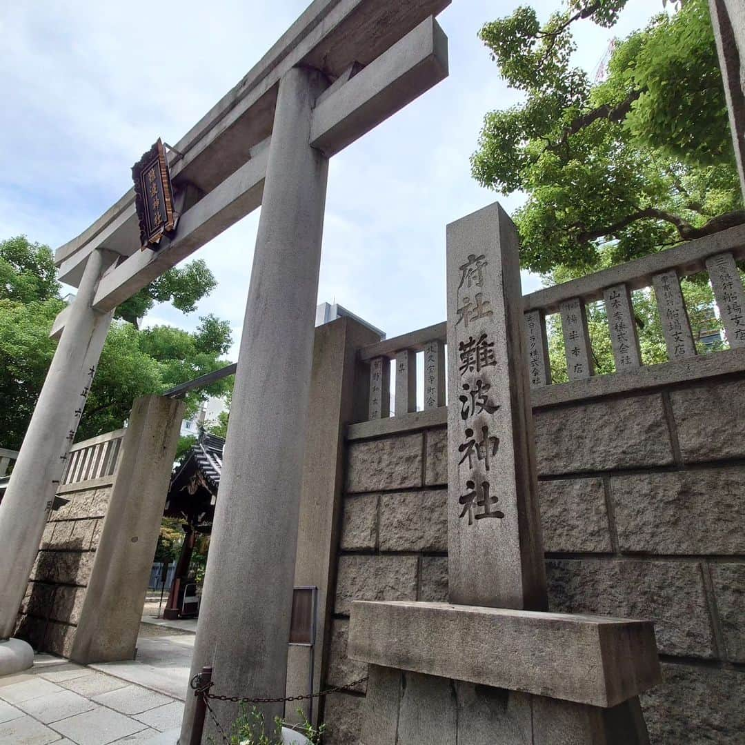 高井俊彦さんのインスタグラム写真 - (高井俊彦Instagram)「本日は☀ 久々に #難波神社 に参拝⛩️👏  新しい眼鏡を買ったのでご報告に🤓 あっ、ちゃうわ💦 近くに用事で行ったので諸々の御礼参りに🙏  平日の昼という事で参拝客は他にいらっしゃらなかったので貸切状態😄  《ガイド》 コチラハ〜ヤクヨケナド〜ゼンタイウンノゴリヤクガアルカミサマ〜 ニントクテンノウ〜スサノオガマツラレテイルヨ〜  ランチはー。 #大丸心斎橋店  #トゥッフェ  @tuffe__terrace_eat  ここのハンバーグランチ好き✌ もう少し暑さがマシになったらテラス席のBBQもしに行きたいなぁ〜🥩  おやつにー。 #HODU @hodu_minamihorie  韓国で大人気のあんことクルミのまんじゅうを購入⤴️⤴️⤴️ 見た目も可愛くてええや〜ん😍  わたしのお眼鏡に凄くかないましたとさ〜🙆 眼鏡とかけたかったが為に偉そうにすんません‼️」9月4日 16時04分 - takai_toshihiko