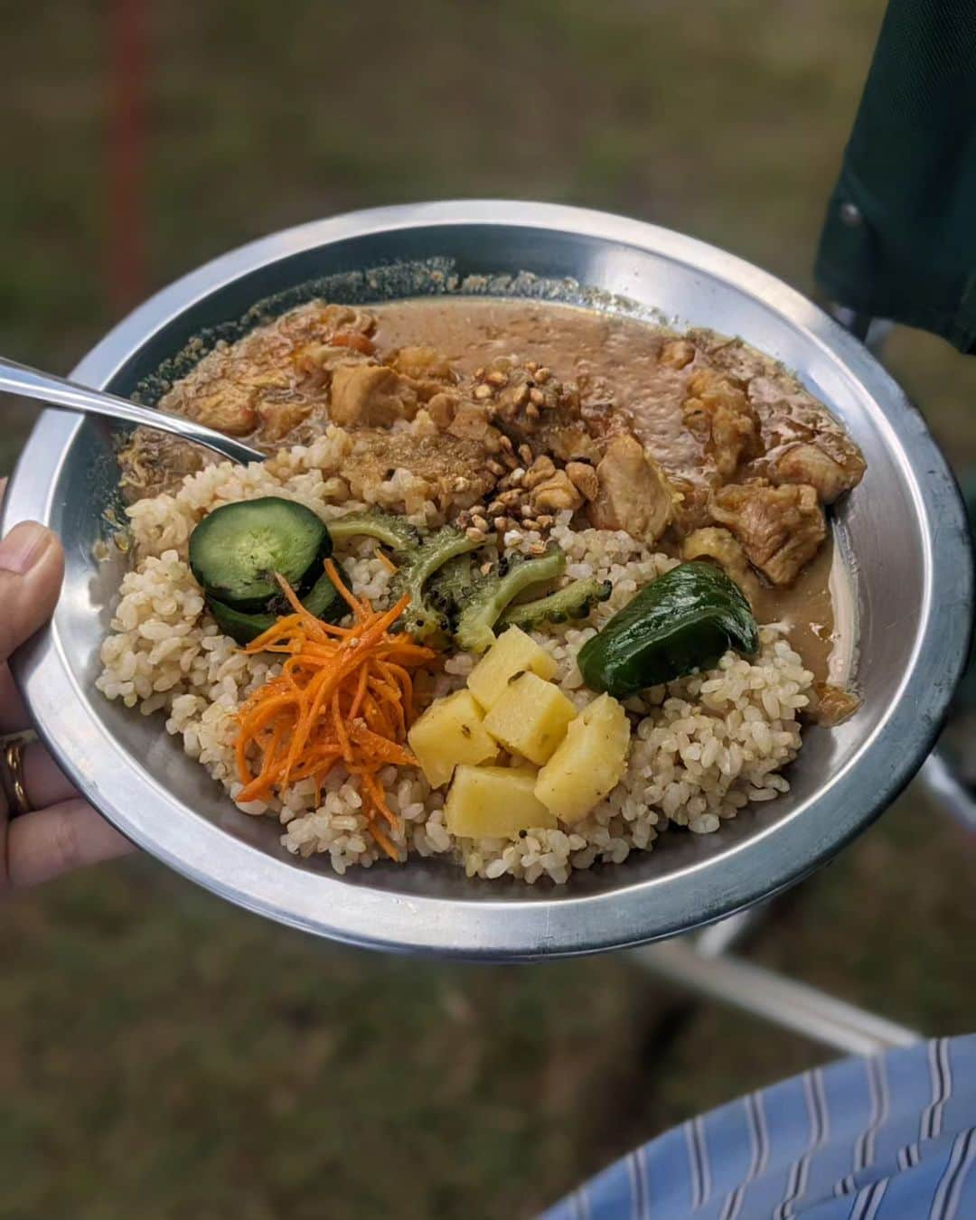 イレーネのインスタグラム：「🍛週末の奥三河で美味しかったもの🍛  1. @gachacurry05 さんのカレーやっと食べた、元気もりもりぺろり。ガチャさんこの夏何度もバッタリお会いできたので、隠れファンとしてほくそ笑んでおります...ぐへぇ  2と3. @green.message_insta いつもつぐ高原グリーンパークにくるとお世話になるペンショングリーンメッセージ。毎回楽しみなのが夕食 and 朝食。とにかく美味しくてお野菜たっぷり、奥三河の恵みたっぷり。お腹いっぱい。ワンオペ子連れでも本当に温かく迎えてくださりいつも感謝です  4と5. 道中久しぶりに駒ケ原の @asoberuhanaya で遊んできました。ホットサンドもイチゴも前回はまだなかったメニューで、外で遊びながら食べるの最高でした。あと子が勝手に遊んでくれるようになったので、わたしは座ってゆっくりカフェ楽しめたのが1番の喜び  あとすぐ飲んでしまって写真撮れなかったのだけど、ほんだびれっじさんのイチゴスムージー4杯も飲んだ... 沁みた...」