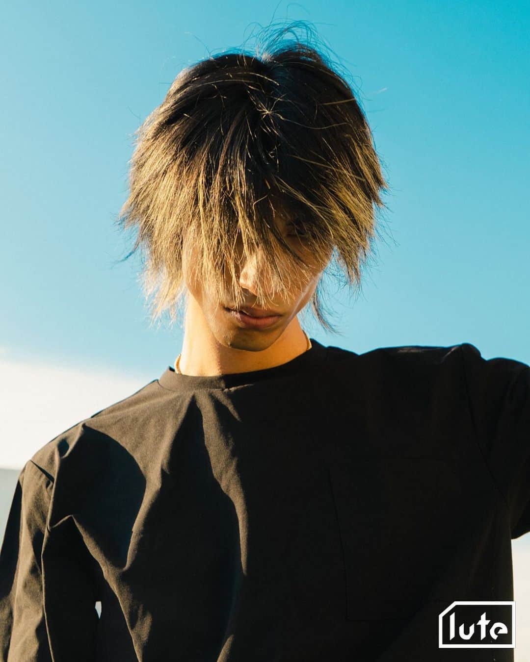 のインスタグラム：「Interview with homarelanka ( @homarelanka )  Q. 最近どんな音楽を聞いてる？  アフリカンオルタナティブ  Q. homarelankaというアーティスト名の由来を教えて  本名  Q. 音楽に目覚めたきっかけは？  フリースタイル  Q. あなたにとって最高の一曲は？  XXXTENTACION - whoa (mind in awe)  Q. あなたにとって最高のアルバムは？  XXXTENTACION - ？  Q. あなたが尊敬しているアーティストは誰？  ONI  Q. 思い出に残っているフェス体験は？  XROSS CULTURE、POP YOURS  Q. お気に入りのライブハウス、クラブはある？  CLUB JB's  Photography : @kuu_12345   音楽動画メディア「lute」によるインタビュー企画「IN TOWN」✍️アーティストやクリエイターのインサイドをストリートから配信📷」