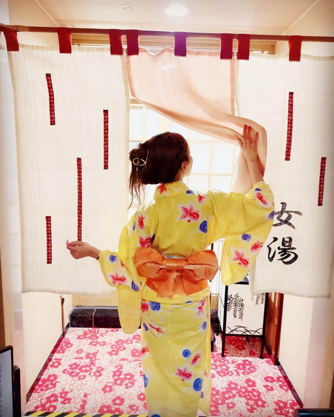 根本弥生のインスタグラム：「♨️  📍栃木県 那須塩原にある 『やまの宿　下藤屋』 👤 @shimofujiya   ★宿の入り口からは源泉が 沸き出てるのが見える👀✨  ★浴衣の種類がとにかく豊富!! もっと簡易的な浴衣かと思ったら 帯までしっかり用意されていて 選ぶのがもう楽しい😊💓 女の子にすごくおすすめ👘♪  ★ご飯もボリューム、出てくるペースが 丁度良くてなにより全部のお料理が 凄く美味しいッッ!!🥹❤️ 男性は少し足りないかもしれないけど 追加でお料理の注文もできるから 問題なし🙆‍♀️★  ★お部屋も広くて、 次の日の朝ごはんの時に 布団片してもらうか そのままにしておくかも選ばせて くれるのが有り難かった♪  ★貸切露天風呂は宿からちょっと 歩いたところにあるんだけど もう雰囲気から最高すぎる!!♨️✨ 周りの声も聞こえず、自然の中で リラックスできるのが至福の時でした…*＊  スタッフの方もみんなとても親切で 丁寧で最高なおもてなしをしてくれて、 絶対また来たいと思える宿🥰!! だから自分用に記録として 詳しくレポしちゃった📝💓  初栃木だったけど、凄く良いなぁ栃木🌼*  #やまの宿下藤屋 #那須 #那須観光  #那須塩原 #温泉 #温泉旅行 #温泉旅館  #温泉女子 #浴衣女子 #浴衣 #露天風呂 #グルメ #グルメ女子 #女子旅 #塩原温泉   .」