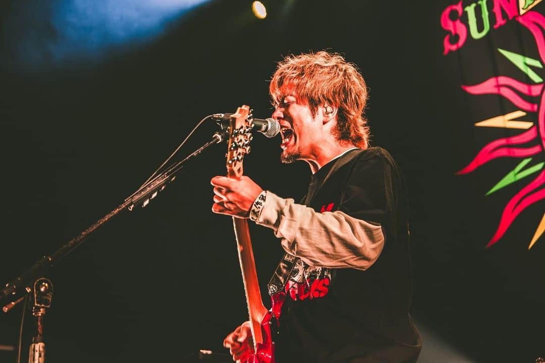 須賀真太郎のインスタグラム：「2023.09.03 at ZEPP新宿 Dizzy Sunfist presents "SUNNY CIRCUS 2023"  最高な1日をありがとう(ﾟ∀ﾟ)/！！！ とても楽しかったぜよ〜♪ 久々に客席に行って、クラウドサーフしたけど、面白かった（笑） こんなイベントほんと好き☆  photo by @naoto_iwabuchi_」
