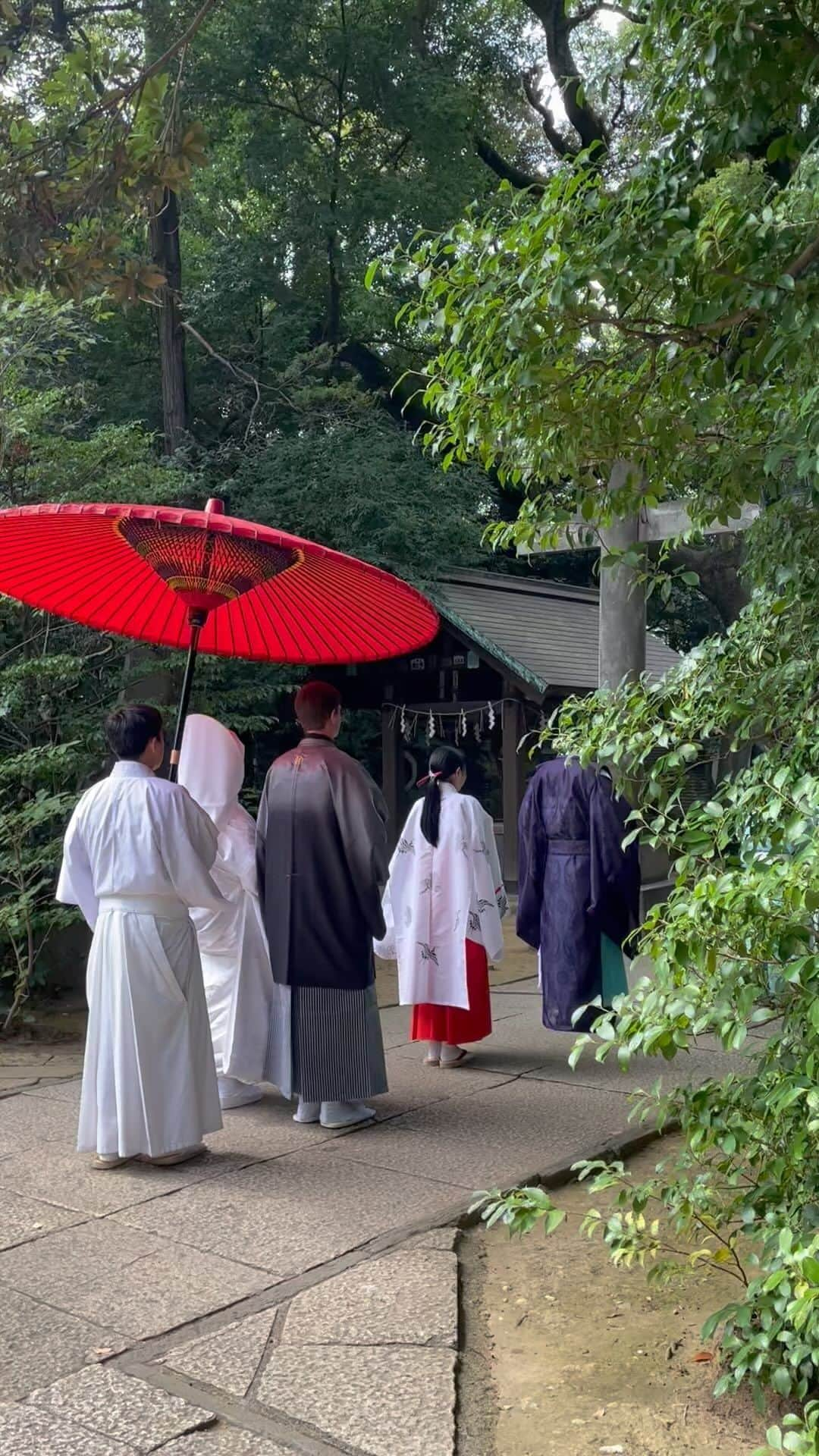 M'sブライダルのインスタグラム：「赤坂氷川神社での結婚式は天気にも恵まれて、新郎新婦の幸せがたくさん伝わりました✨🙏✨ お二人の笑顔と愛に包まれた特別な日に立ち会えたことを心から感謝しています🌸💖🌸 結婚は人生の大切な節目であり、夫婦関係は家庭を築く上で非常に重要です。私たちもマリッジカウンセラーとして、お二人の幸せな未来をサポートしていきたいと思います！🤝💕🌈 パートナーとのコミュニケーションを深め、信頼と愛を育むヒントを提供します。一緒に幸せな結婚生活を築きましょう！💍💑✨ #結婚式 #結婚準備 #赤坂氷川神社 #新郎新婦の幸せ #人生の節目 #マリッジカウンセラー #コミュニケーション #信頼 #愛の育み #幸せな結婚生活 #パートナーシップ #心理マリッジカウンセラー #お悩み解決 #夫婦円満 #ラブラブ生活 #カウンセリング #幸せの秘訣 #絆深める #夫婦関係 #人生のパートナー #愛のコミットメント #幸福な結婚生活 #愛と感謝の気持ち #夫婦ケア #パートナーサポート #ハッピーライフ #大切な家族 #幸せのお手伝い #心のつながり」