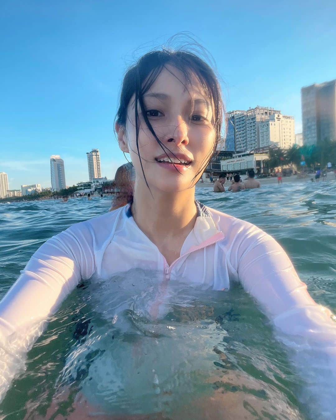 パク・ギュリのインスタグラム：「다낭 결산 두번째 알고보니 나는 수 속성 이었다 💦 물 좋아!! 🌊 햇빛도 좋아!! ☀️」