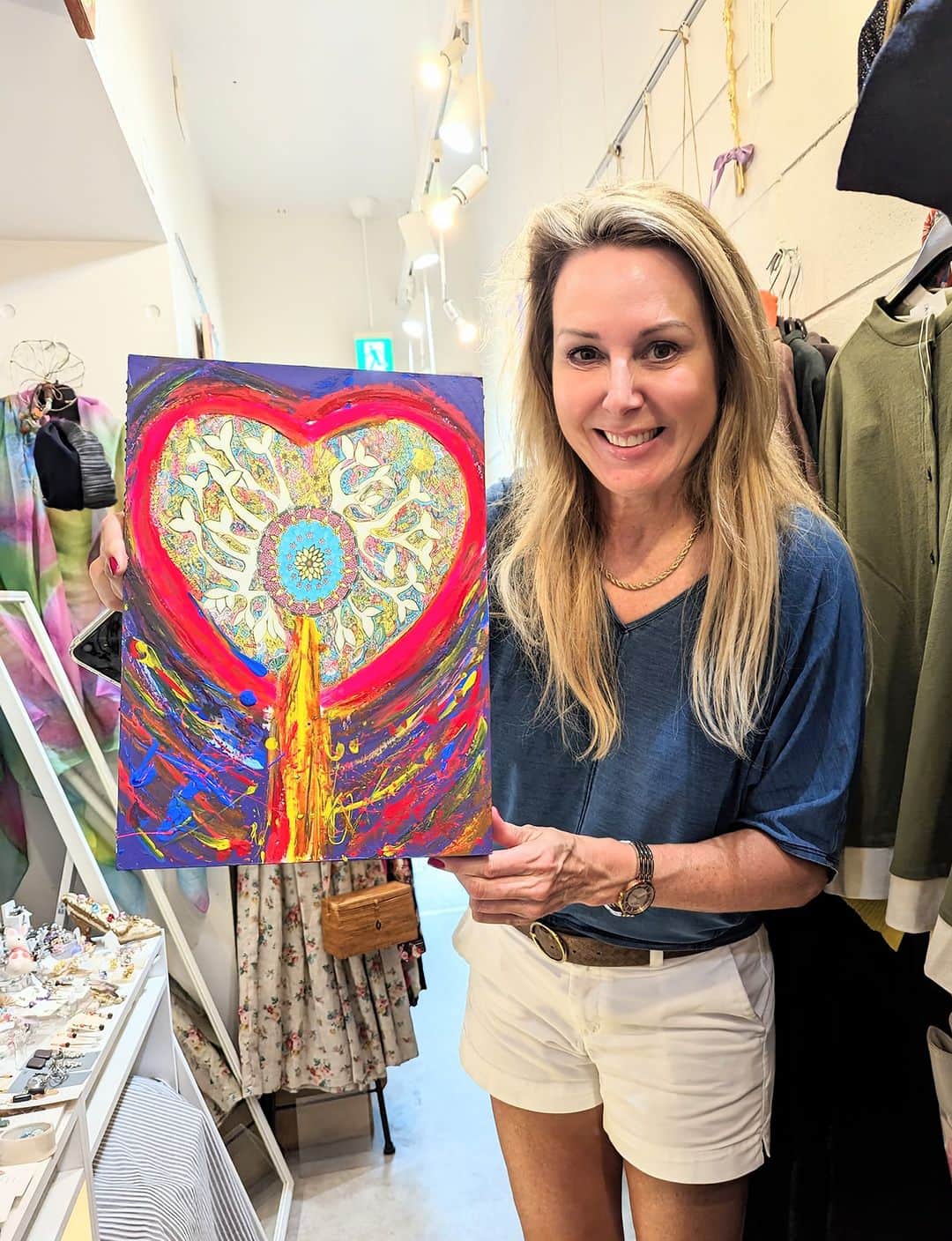 平井富子のインスタグラム：「American beauty appears！  FloridaからTracyさんが、ご来店！  展示している絵に目が、、  NARUTOくんの、アクリルとペン画で 描かれた絵を即気に入って頂きました！ありがとうございます。  日本は初めて。日本の秋をお楽しみ下さい〜」