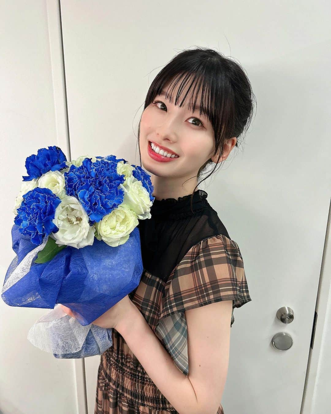 浅井七海のインスタグラム：「. 花束って持つだけで 華やかに見えるので好きです💐♡  I like bouquets because they look gorgeous just by holding them  #花束 #お花 #flowers」