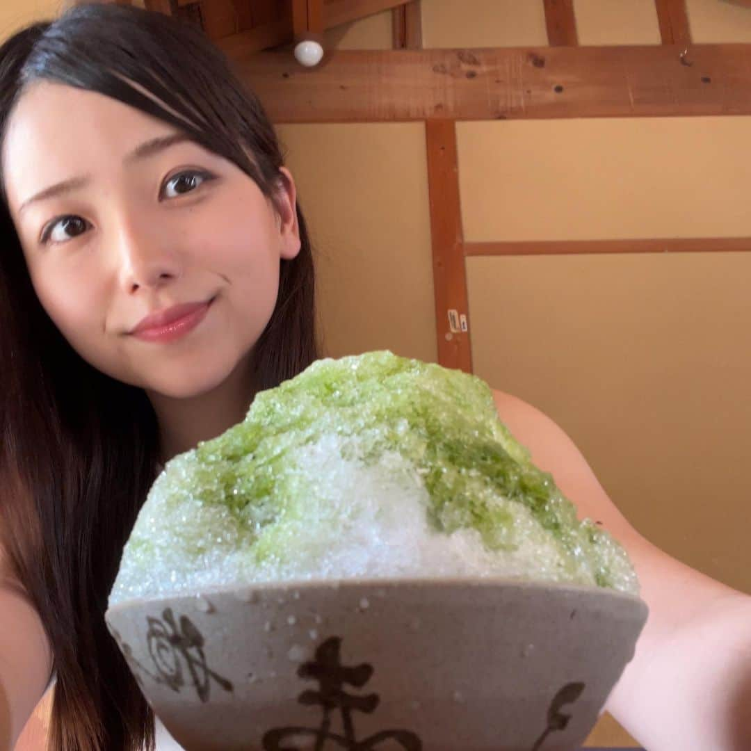 久田莉子のインスタグラム：「． 久しぶりの伊勢☺︎ 赤福氷を食べました🍧 今年は最後のかき氷！ また来年！ ． #三重県 #三重グルメ #赤福 #赤福氷 #伊勢 #伊勢神宮 #おかげ横丁 #食べ歩き #夏 ．」