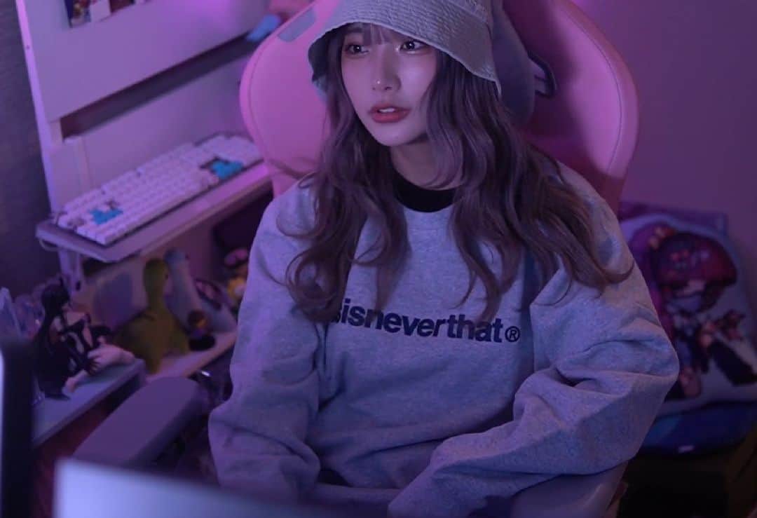 水沢柚乃のインスタグラム：「韓国で買った服！試着配信あざした✌️ 今日も夜配信します☺️ . . . #twitch #streamer #gamer」