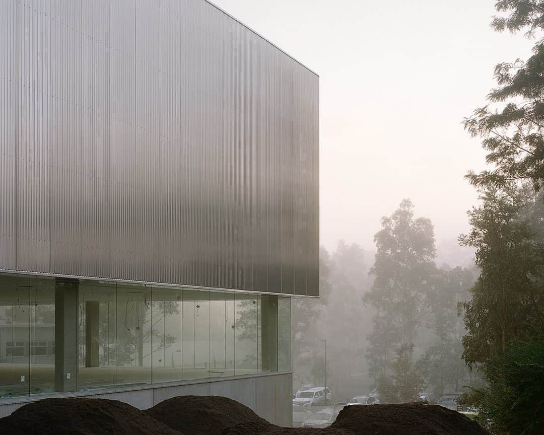 パワーハウスミュージアムのインスタグラム：「‘There's this tension between the past and the future that you're not going to see if the building's just perfectly ready.’ Rory Gardiner   Architectural photographer @arorygardiner reflects on his experience documenting the new Powerhouse Castle Hill expansion, designed by @lahznimmoarchitects as it nears completion.   Learn more – The Lifespan of a Building: a photo essay by Architectural Photographer, Rory Gardiner with an interview and supporting images by Powerhouse Artistic Associate, Zan Wimberley   Link in bio.」