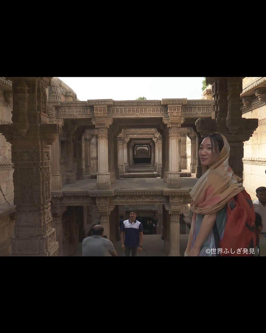 TBS「世界ふしぎ発見！」さんのインスタグラム写真 - (TBS「世界ふしぎ発見！」Instagram)「⏳正解は…⌛️  なんと、井戸！💧  #階段井戸 と呼ばれる 西インドの乾燥した地域で多くみられるタイプ。 起源はなんと紀元前とも！ 祈りの場でもあったそう✨   こちらはインドで最も美しいとされる アダラジ・ヴァヴ🇮🇳  ラクダアーティストの武市萌美さん、 こういった建築から デザインのインスパイアされるとか🐪💭🎶   #ふしぎ発見」9月4日 21時00分 - fushigi_hakkenad