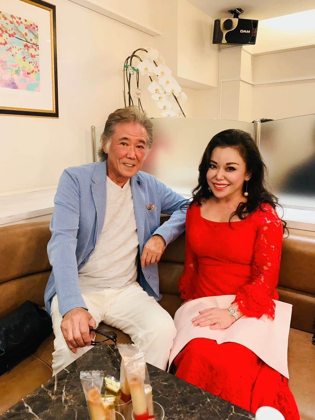 川奈ルミのインスタグラム：「今ではすっかり無くなりました… 任侠映画、Y○K○Z○映画、サスペンスドラマが大好きで良く観ました📺️❇️ なかでも超大好きな俳優・西岡德馬さん  いつもお世話になります社長さんが会わせてくださいました 珍しくミーハーになっています😍  社長💚ありがとうございました🙇」