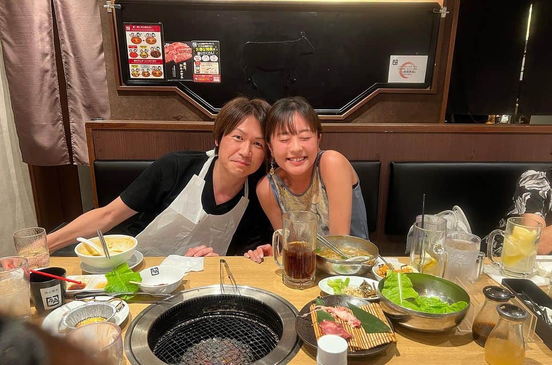 のインスタグラム：「昨夜はコンサートを観た後に 家族みんなで焼肉屋さん  仕事に行って来まーす 今夜も同じ空の下で宜しく御願い致します  丸鶴魂 丸鶴冷凍チャーハン大好評中 次回は 今週9/7日木曜日、お昼12:00時から限定販売開始  #城咲仁 #加島ちかえ #ニコイチ #夫婦 #丸鶴 #丸鶴魂 #丸鶴チャーハン」