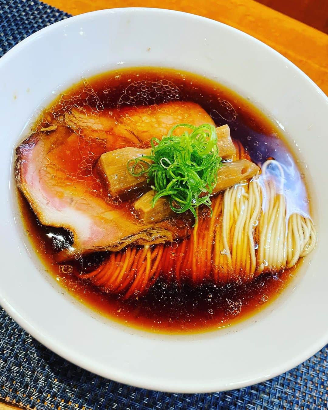 のインスタグラム：「定期的に摂取する罪の味🍜」