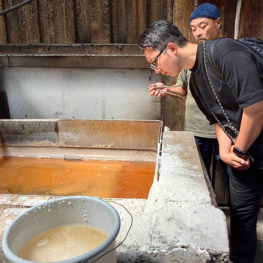 eguchikazuakiさんのインスタグラム写真 - (eguchikazuakiInstagram)「【塩がほしかった】 料理人から塩を作る職人へ 平川さんにお会い出来ました  天気の良い日に海から汲み上げた海水は塩分濃度3%、昔ながらの竹と風の力で濃度を上げていく塩分濃度10%の【かん水】が出来上がる  かん水を煮詰めて塩分濃度20% 飲食店や家庭から出る廃油や廃材を使って火を起こす じわじわ温め塩分濃度は30% 釜炊きで出来た塩をすくう、下に沈むものと浮き上がるもの、それぞれ味わいが違うと平川さん なんて大変な作業なんだ、20日以上かかる  乾燥させ不純物を取り除き焼く  たくさんお話しをして頂きました どれも手作業です。 身近に起きている海の温暖化やごみの問題も含めて全て塩に繋がること  デリーモのお菓子にまた一つ 協力な武器を手に入れました、はじめての糸島は最高な天気だったな。  皆さん塩がお菓子に変わるその日を楽しみにしていてください  アテンドしてくれたコッシーありがとう👋🏻  #uptoyou #itoshima #itoshimacity #fukuoka #salt #sale #sales #mataichi #pastry #pastrychef #chefrecipe #eguchikazuaki #itoshimacafe #pudding」9月4日 16時52分 - eguchikazuaki