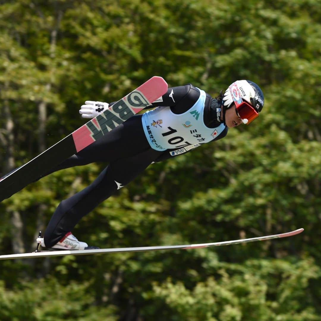 竹内択のインスタグラム：「Myoko comp was held for the first time in four years🤘  4年ぶりの妙高大会。  コロナでこんなに空いてたなんて・・  相変わらず風は大荒れだったけど、これが妙高。たまに霧で視界が悪い時もあるのも、日本ではここでしかできない経験かも。  そんな不安定な地で、自分は過去に3年連続優勝してたのをパンフレットで知り、中々強い選手だったんだと。。  それを忘れてしまうくらい、昨年までの3年間は随分と低迷してました。  それは自分の中では精一杯にがむしゃらに模索してたからで凄く良い経験でした。  僕はただスキージャンプだけをするアスリートではありません。  それ以外に様々な活動をやってるので、あまり周りには理解されない部分もあるかもしれないけど、いつの日か「こういう事をやりたかったんだ」とわかってもらえる日が来ると信じてやってます。  それもこれもスキージャンプ界を良い方向に変える為です。  それがteam takuです。  最近は少しずついいジャンプが出て来たので単純に嬉しいです。  この気持ちを忘れずに突き進みます。  #株式会社カワモト  #デンセン  #soilsupport #伊藤園 #亜細亜印刷  #不二越機械工業  #シウナススイーツ  #cumberlandjapan  #長野ナブコ  #manatec  #ちょいのりレンタカー #ガレージライン #visioncompany #teamtaku #takutakeuchi #竹内択 #shoheitochimoto  #栃本翔平」