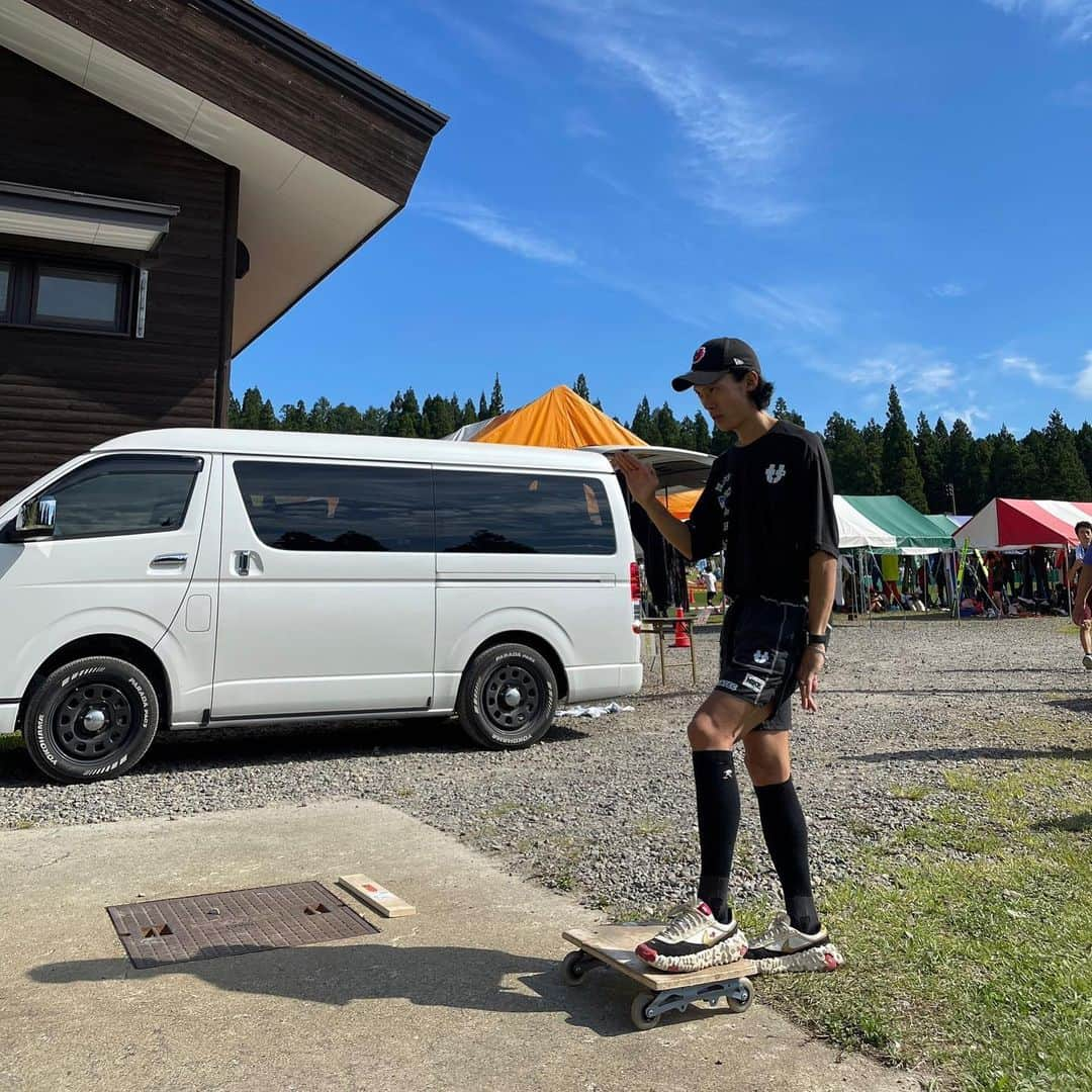 竹内択さんのインスタグラム写真 - (竹内択Instagram)「Myoko comp was held for the first time in four years🤘  4年ぶりの妙高大会。  コロナでこんなに空いてたなんて・・  相変わらず風は大荒れだったけど、これが妙高。たまに霧で視界が悪い時もあるのも、日本ではここでしかできない経験かも。  そんな不安定な地で、自分は過去に3年連続優勝してたのをパンフレットで知り、中々強い選手だったんだと。。  それを忘れてしまうくらい、昨年までの3年間は随分と低迷してました。  それは自分の中では精一杯にがむしゃらに模索してたからで凄く良い経験でした。  僕はただスキージャンプだけをするアスリートではありません。  それ以外に様々な活動をやってるので、あまり周りには理解されない部分もあるかもしれないけど、いつの日か「こういう事をやりたかったんだ」とわかってもらえる日が来ると信じてやってます。  それもこれもスキージャンプ界を良い方向に変える為です。  それがteam takuです。  最近は少しずついいジャンプが出て来たので単純に嬉しいです。  この気持ちを忘れずに突き進みます。  #株式会社カワモト  #デンセン  #soilsupport #伊藤園 #亜細亜印刷  #不二越機械工業  #シウナススイーツ  #cumberlandjapan  #長野ナブコ  #manatec  #ちょいのりレンタカー #ガレージライン #visioncompany #teamtaku #takutakeuchi #竹内択 #shoheitochimoto  #栃本翔平」9月4日 16時44分 - taqtakeuchi