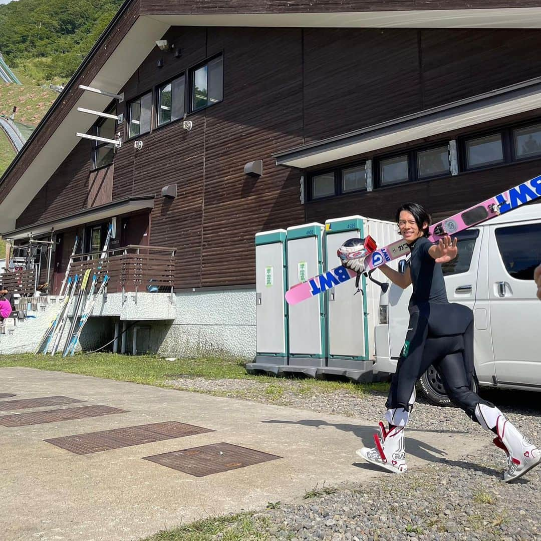 竹内択さんのインスタグラム写真 - (竹内択Instagram)「Myoko comp was held for the first time in four years🤘  4年ぶりの妙高大会。  コロナでこんなに空いてたなんて・・  相変わらず風は大荒れだったけど、これが妙高。たまに霧で視界が悪い時もあるのも、日本ではここでしかできない経験かも。  そんな不安定な地で、自分は過去に3年連続優勝してたのをパンフレットで知り、中々強い選手だったんだと。。  それを忘れてしまうくらい、昨年までの3年間は随分と低迷してました。  それは自分の中では精一杯にがむしゃらに模索してたからで凄く良い経験でした。  僕はただスキージャンプだけをするアスリートではありません。  それ以外に様々な活動をやってるので、あまり周りには理解されない部分もあるかもしれないけど、いつの日か「こういう事をやりたかったんだ」とわかってもらえる日が来ると信じてやってます。  それもこれもスキージャンプ界を良い方向に変える為です。  それがteam takuです。  最近は少しずついいジャンプが出て来たので単純に嬉しいです。  この気持ちを忘れずに突き進みます。  #株式会社カワモト  #デンセン  #soilsupport #伊藤園 #亜細亜印刷  #不二越機械工業  #シウナススイーツ  #cumberlandjapan  #長野ナブコ  #manatec  #ちょいのりレンタカー #ガレージライン #visioncompany #teamtaku #takutakeuchi #竹内択 #shoheitochimoto  #栃本翔平」9月4日 16時44分 - taqtakeuchi