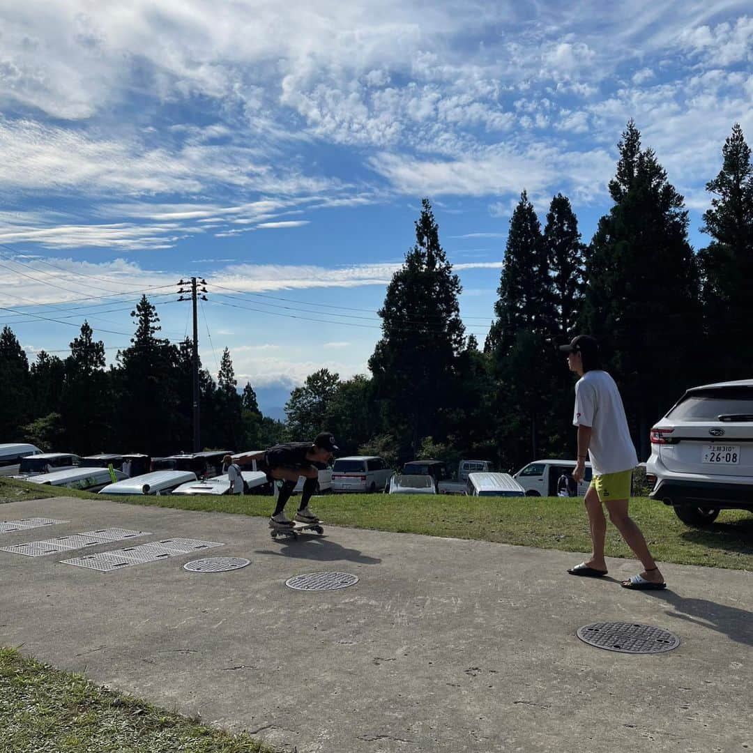 竹内択さんのインスタグラム写真 - (竹内択Instagram)「Myoko comp was held for the first time in four years🤘  4年ぶりの妙高大会。  コロナでこんなに空いてたなんて・・  相変わらず風は大荒れだったけど、これが妙高。たまに霧で視界が悪い時もあるのも、日本ではここでしかできない経験かも。  そんな不安定な地で、自分は過去に3年連続優勝してたのをパンフレットで知り、中々強い選手だったんだと。。  それを忘れてしまうくらい、昨年までの3年間は随分と低迷してました。  それは自分の中では精一杯にがむしゃらに模索してたからで凄く良い経験でした。  僕はただスキージャンプだけをするアスリートではありません。  それ以外に様々な活動をやってるので、あまり周りには理解されない部分もあるかもしれないけど、いつの日か「こういう事をやりたかったんだ」とわかってもらえる日が来ると信じてやってます。  それもこれもスキージャンプ界を良い方向に変える為です。  それがteam takuです。  最近は少しずついいジャンプが出て来たので単純に嬉しいです。  この気持ちを忘れずに突き進みます。  #株式会社カワモト  #デンセン  #soilsupport #伊藤園 #亜細亜印刷  #不二越機械工業  #シウナススイーツ  #cumberlandjapan  #長野ナブコ  #manatec  #ちょいのりレンタカー #ガレージライン #visioncompany #teamtaku #takutakeuchi #竹内択 #shoheitochimoto  #栃本翔平」9月4日 16時44分 - taqtakeuchi