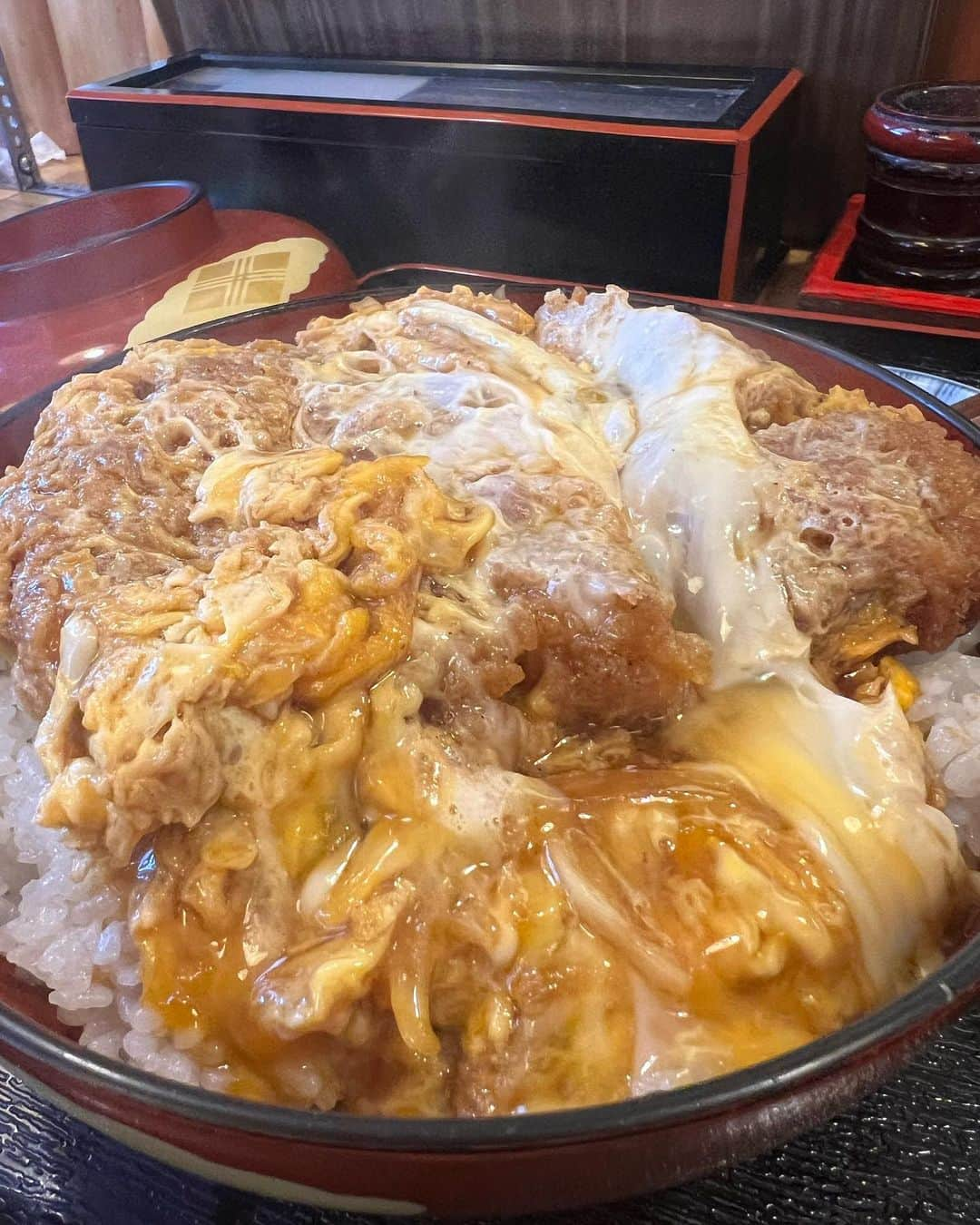 西尾季隆のインスタグラム：「カツ丼。 食べ物の中で1番好きかも。 カツも厚くてめちゃくちゃおいしかった。 #カツ丼 #とんかつ #1番はどっちか #いずれにせよ好きなのはとんかつ #ロース #端っこの脂身の多いところ好き」