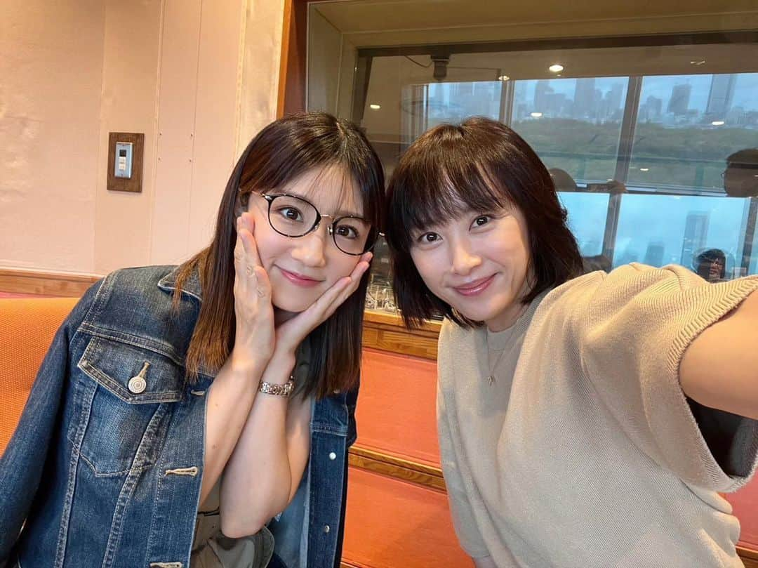 山口もえのインスタグラム：「・  今朝のふんわりにゆうこちゃんが 遊びに来てくれました♡♡♡ 大学と子育てと仕事の両立のお話を… いつもすべてに一生懸命で 頑張っている姿に元気もらってます💕 毎朝5時起きなんだって🕰️💦 毎朝5時30分起きで ひーひー言っている私は 恥ずかしくなりました。笑 ゆうこちゃんまた遊びに来てね✨ 聴き逃し配信もやってます 1週間だけ聴けます📻  https://www.nhk.jp/p/rs/DXN681PPZ1/  #ラジオ#📻#radio #nhk #ふんわり  #小倉優子 ちゃん💕 #眼鏡 とーっても似合ってたよ #❤️」