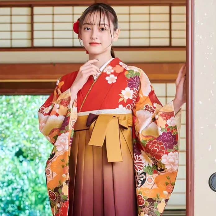 のインスタグラム：「【卒業袴】 晴れの日にふさわしい目を引く鮮やかな赤色に、四季折々の草花をあしらいました。伝統的な古典柄が特徴です。  ✿柄の特徴 袖に描かれた松は「三階松」と言い、同じ大きさと形の松の枝葉を３層に重ねたもの、あるいは左右にずらして重ねたものを言います。松は常緑樹なので、繁栄を意味します。柄の金色がポイントになり、煌びやかな印象に。  着物(衣装番号:866)「赤　三階松」 袴(衣装番号:397)「カラシこげ茶　ボカシ刺しゅう」  #丸昌のはかま #IPPIN #イッピン #卒業式 #卒業 #卒業衣装 #卒業袴 #卒業はかま #はかま #袴 #和服 #袴女子 #小学生袴 #レトロ #レトロ着物 #大正ロマン #はかまレンタル #着物レンタル #着物 #ヘアアレンジ #袴ヘア #着物ヘア #袴コーデ #袴コーディネート #ファッション #着物女子 #晴れ着の丸昌 #晴れ着の丸昌横浜店」