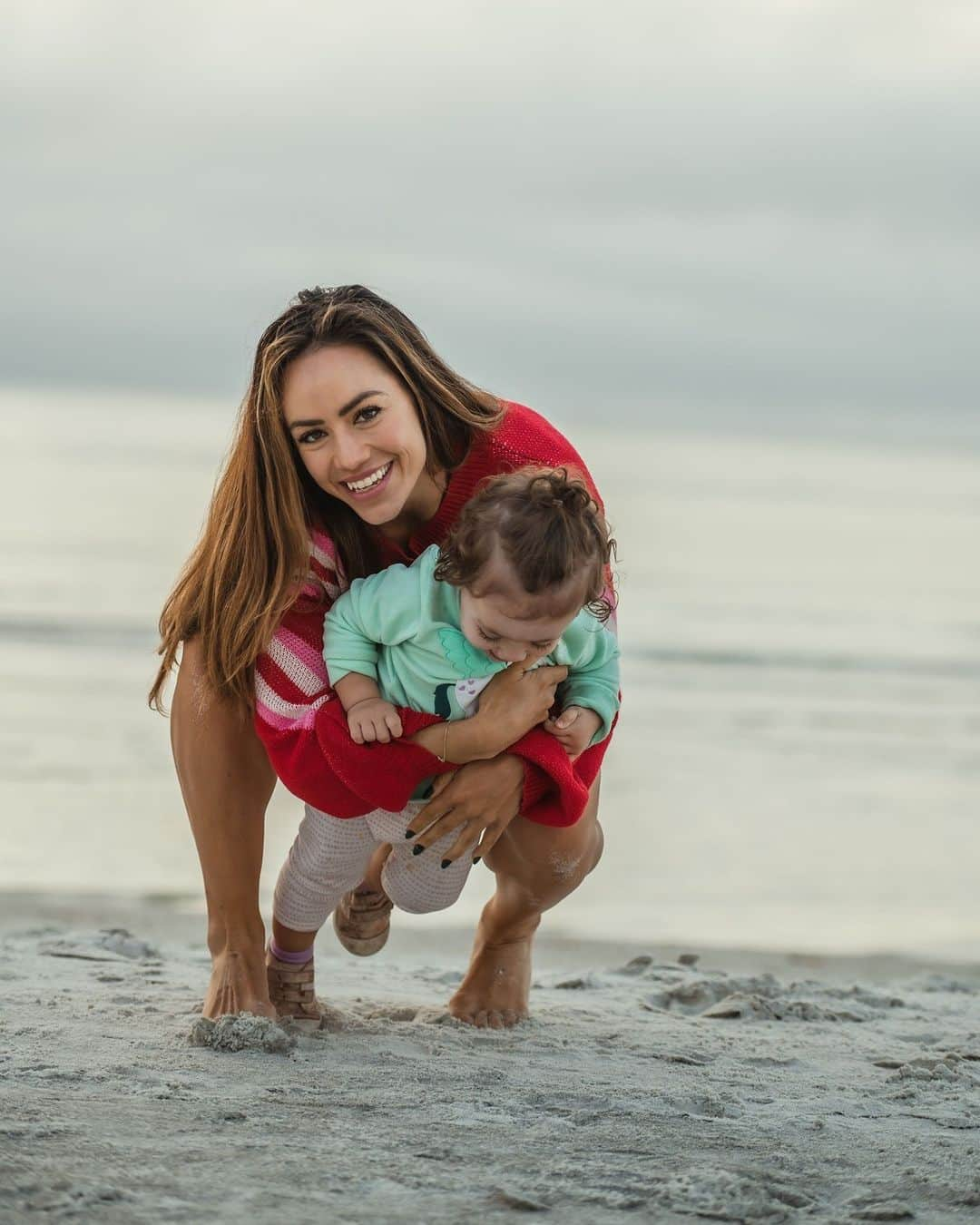 Camille Leblanc-Bazinetさんのインスタグラム写真 - (Camille Leblanc-BazinetInstagram)「Happy Labor day!  This day is for all the American Worker. Thank you to everyone who puts the hard work day-in and day out to contribute to this beautiful country. You are seen and you are appreciated. I hope you enjoy this long weekend   As a thank you we are offering 50% off : ✅4 weeks abs program ✅4 weeks shoulder program ✅4 weeks abs program ❤️use code : LABORDAY  And we are kicking off our September DAILY ABS CHALLENGE! For only $10/month, you get:  ✅5 days a week ✅10 min daily abs workout  As a mom and a business owner myself, I understand that a day off from school doesn't really mean a day off for us. It means planning ahead to spend quality time with our children, waking up before they do to get some work and training done, hustling during nap time to clean the house, meal prep, and do more work, and staying up late to finish the day's tasks. It's a never-ending cycle, but it's worth it.  Let's use this day to reflect on our hard work, spend time with our loved ones, and also take a moment for ourselves. Remember, self-care is not selfish, it's necessary.  Wishing everyone a restful and rewarding Labor Day! 💪🇺🇸✨  #LaborDay #AmericanWorker #MomHustle #SelfCare」9月4日 17時00分 - camillelbaz