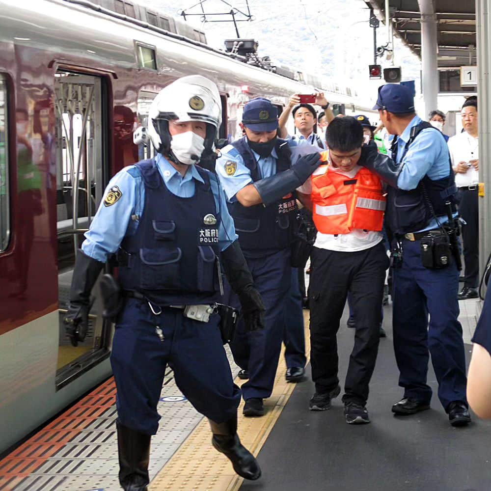 大阪府警察のインスタグラム：「【列車内での凶悪事件、絶対に許さない！】 大阪府警察では、令和5年8月30日、近鉄電車 東花園駅において、列車内での凶悪事件の想定訓練を行いました。  事案発生時、迅速的確に落ち着いて対応ができるよう実践的な訓練を行った後、東大阪市消防本部員による心肺蘇生、止血法、救急対処法の指導を受けました。  #大阪府警察公式 #大阪府警察 #大阪府警 #府警 #警察 #警察官 #おまわりさん #河内警察署 #第一方面機動警ら隊 #通信指令室 #鉄道警察隊 #近畿日本鉄道株式会社 #東大阪市消防本部 #東大阪市危機管理室 #近鉄電車 #東花園駅 #凶悪事件 #進行型殺傷事案合同対応訓練 #府民を守る」
