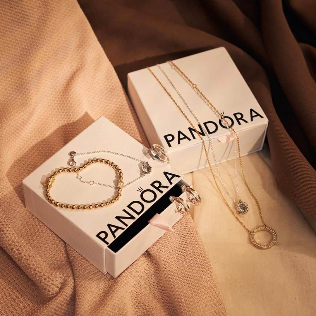 PANDORAさんのインスタグラム写真 - (PANDORAInstagram)「When the light hits just right… and so does your signature look. ✨ @chianrueihuang  #PandoraSignature #PandoraJewellery #Pandora」9月4日 17時01分 - theofficialpandora