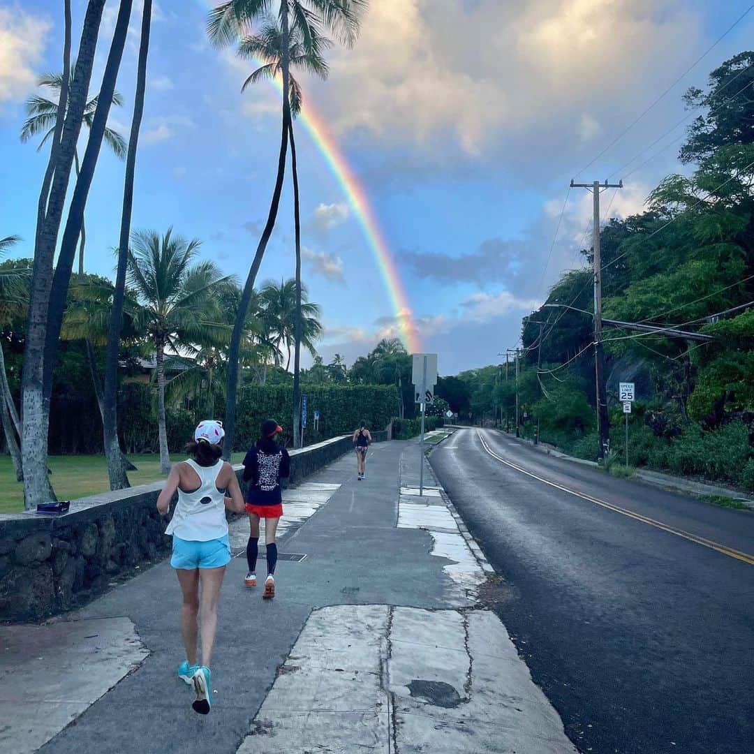 飯島寛子のインスタグラム：「コロナの後遺症でやる気が出ず、2週間走ってなかったので筋力落ちた。 ランニング復活の祝福のレインボーありがとう！ 一起くん写真ありがとう！ #ハワイ　#ハワイ在住#ハワイ旅行　#ハワイライフ　#今日のハワイ」