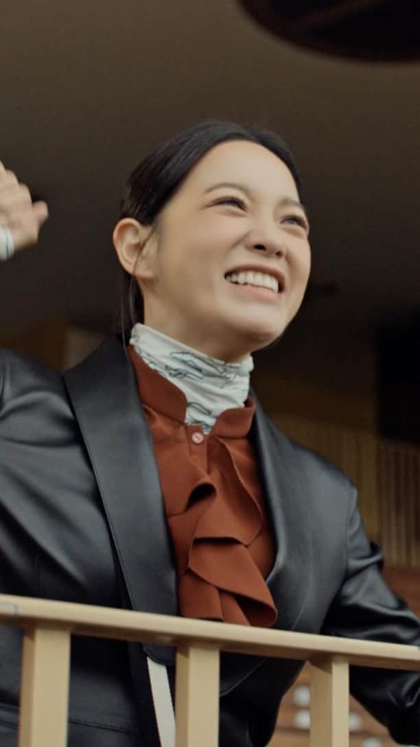 Longchampのインスタグラム：「Kim Se-jeong - At the Races.  Collection: #LongchampFW23 Bag: #LongchampBoxTrot Ready-to-wear: @longchamp  Videographer: @audreywandy Hair stylist: Pierre Saint-Sever Make-up artist: @helenevasnier Model: @clean_0828  #longchamp #kimsejeong #newcollection #backtoshcool #campaign #reel #longchampgirls #ootd #outfit #trendy #horseracing #boxtrot」