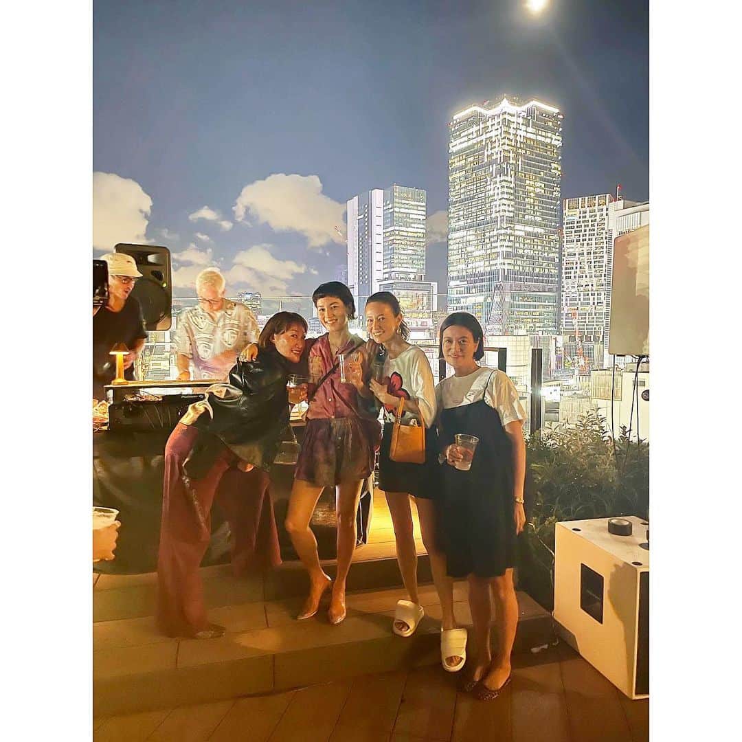 桃生亜希子のインスタグラム：「夏の終わりの女子旅。 　 　予定していた宮古島を台風で急遽、キャンセルして、ルート変更。 　旅の始めは、東京渋谷から。🍔 　 　月の綺麗な夜だったよ🌕✨  　@missmayalove ありがとう✨❤️✨」