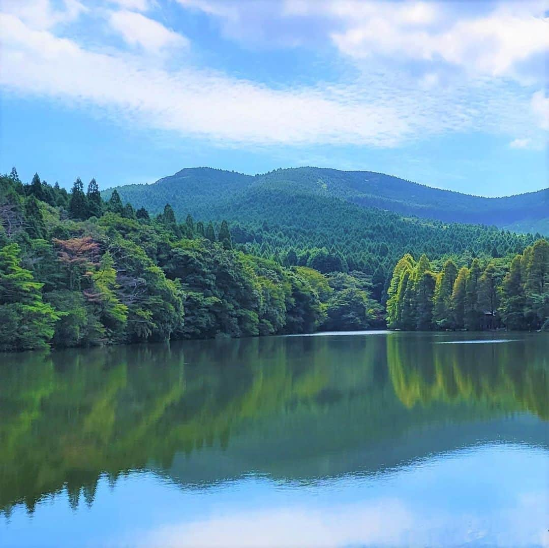 九州電力のインスタグラム：「渓谷の近くにある緑豊かなキャンプ場🏕️ 🌳 . ------------------------------------------ キャンプに行きたいと思った方は【保存】をしてね ⛺ 🔥 ------------------------------------------ . 佐賀県嬉野市にある、『広川原キャンプ場』は多良岳の中腹にあり、緑に囲まれた静かな場所にあるキャンプ場です。 . 湖畔にはバンガローや別荘気分も味わえるコテージもあり、大人も子どもも気軽に自然を満喫できますよ✨ . ----------------------------------------------- 📍広川原キャンプ場 住所：佐賀県嬉野市嬉野町大字吉田広川原丙595番地6 アクセス：嬉野インターチェンジ(嬉野温泉街)から車で約25分 駐車場：あり ----------------------------------------------- ※写真提供：嬉野市 農林整備課 ※写真は過去に撮影されたものです。 . お届けする九州の風景が、皆さまの元気や癒しになれば幸いです☘️ . #九州電力 #佐賀 #嬉野 #嬉野温泉 #広川原キャンプ場 #ソロキャンプ #キャンプ」