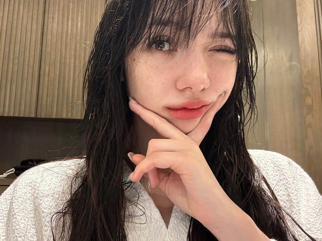 ヤンニーン・ワイゲルのインスタグラム：「สายตาหลอกกันไม่ได้ แต่ถ้าแต่งหน้าก็พอหลอกได้อยู่🐼」