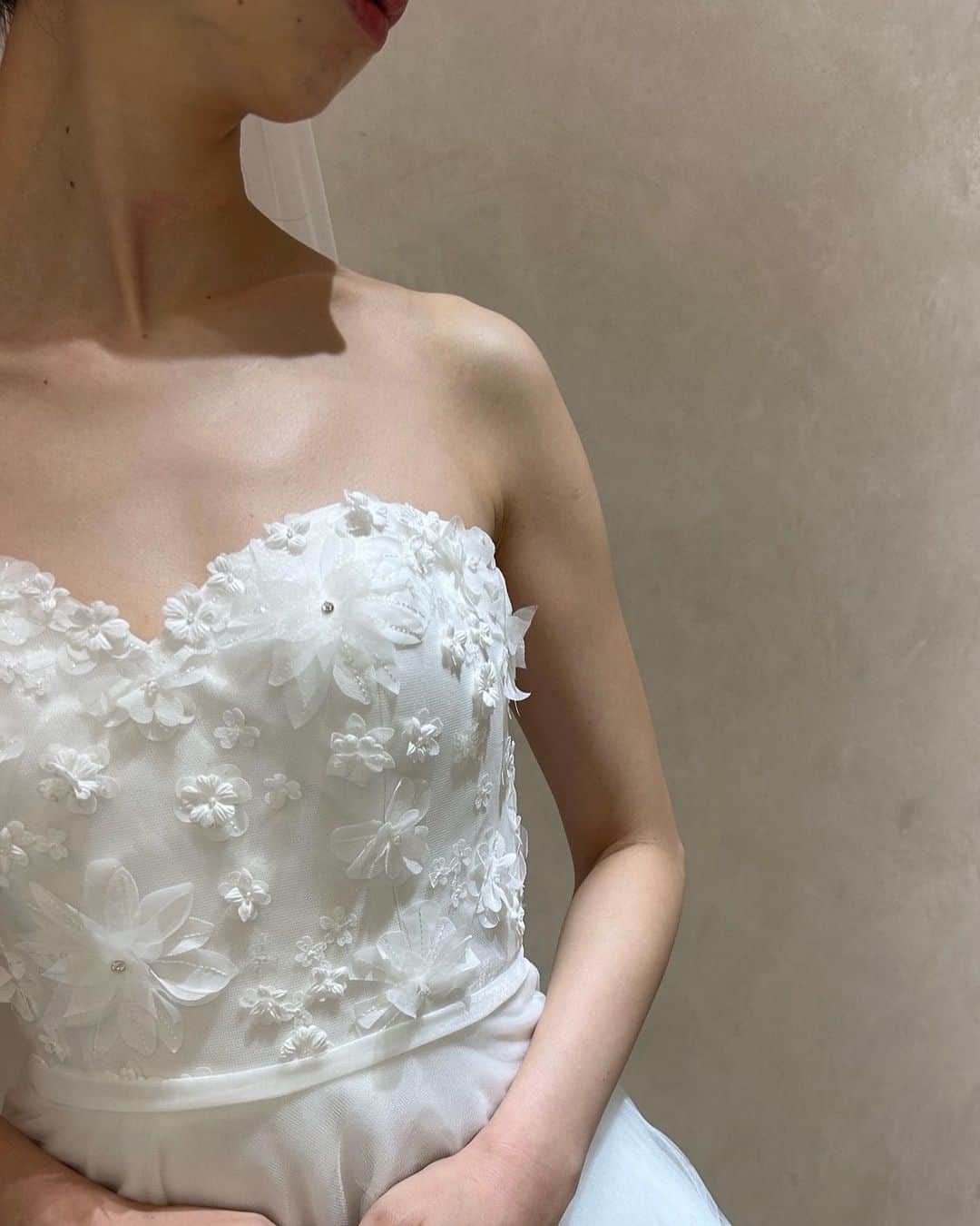 NOVARESE Dress Officialのインスタグラム：「⁡ Sareh Nouriが得意とするタイムレスでエレガントな要素はそのままに ノバレーゼのためにデザインする特別なコレクションがSareh Nouri for Novareseです ⁡ お問い合わせ、試着予約はお近くのノバレーゼまで ⁡ Dress: Messina (Sareh Nouri for Novarese) @sarehnouri @novaresewedding  ⁡ #ノバレーゼウエディング #ノバレーゼ #ノバレーゼドレス #プレ花嫁 #東京花嫁 #関西花嫁 #名古屋花嫁 #広島花嫁 #福岡花嫁 #ウエディングドレス #ノバレーゼ花嫁 #novaresewedding #novarese #sarehnouri #novareseexclusive」
