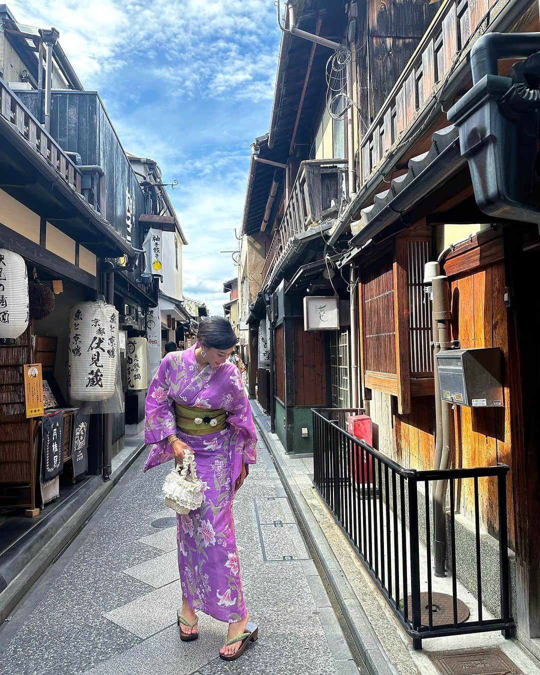 森友里恵のインスタグラム：「これ京都でレンタル浴衣したの☺️ 帯から何から何まで全部自分で選べて楽しかったよ〜☺️  もう夏も終わっちゃうね。 秋の香りがしてきた🍂  夏がもっと長かったらいいのに。  #京都 #京都旅 #kyoto #tyototravel  #浴衣レンタル #浴衣」