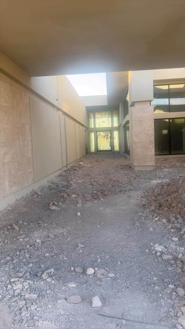 のインスタグラム：「Many of you asked about the progress of the new Vegas home in my “ask me anything” the other day. So we are less than 30 days from moving in! This video was taken July 26 of the grand entrance and exterior (backyard). Lots of progress has been made in the past 6 weeks. Landscaping and furniture are ready to go in next week. One of these days I’ll learn how to edit a video properly and show the entire build from foundation to finish. Still deciding on a date and theme for the welcome party 💋 I believe this house will be a piece of art, including a “museum” of Oscar’s robes, belts and custom boxing ring encased in glass off the entrance. Still deciding on a name for the house as well, please send some suggestions!」