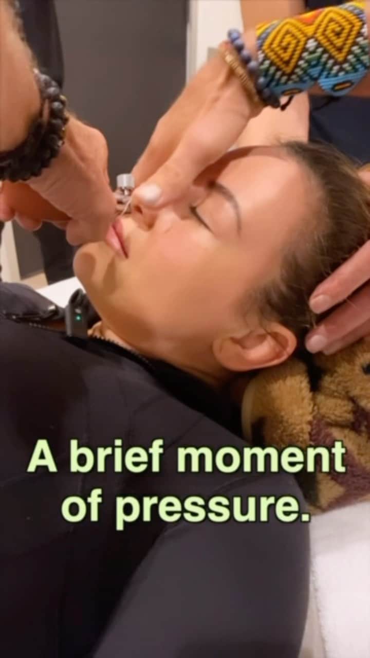 ミーシャ・テイトのインスタグラム：「@urijahfaber is a big fan of nasal cranial release, make sure you watch the part where he about jumps off the table like a cat on its 9th life 🤣  I am definitely going to try this again because after the initial swelling went down I could smell things that I couldn’t before. @drjohnlieurance explained to me how good this new stimulation is for the brain 🙏  What do you say @urijahfaber? Down for round 2??😅   #nasal #breathebetter #breathe #brainhealth #brainhealthtips #comical #funny #faber」