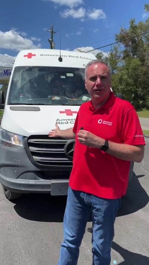 ネーブ・キャンベルのインスタグラム：「LIVE from Live Oak, Florida. We’re helping distribute supplies to people who were impacted by #HurricaneIdalia. #RedCross #DisasterResponse」
