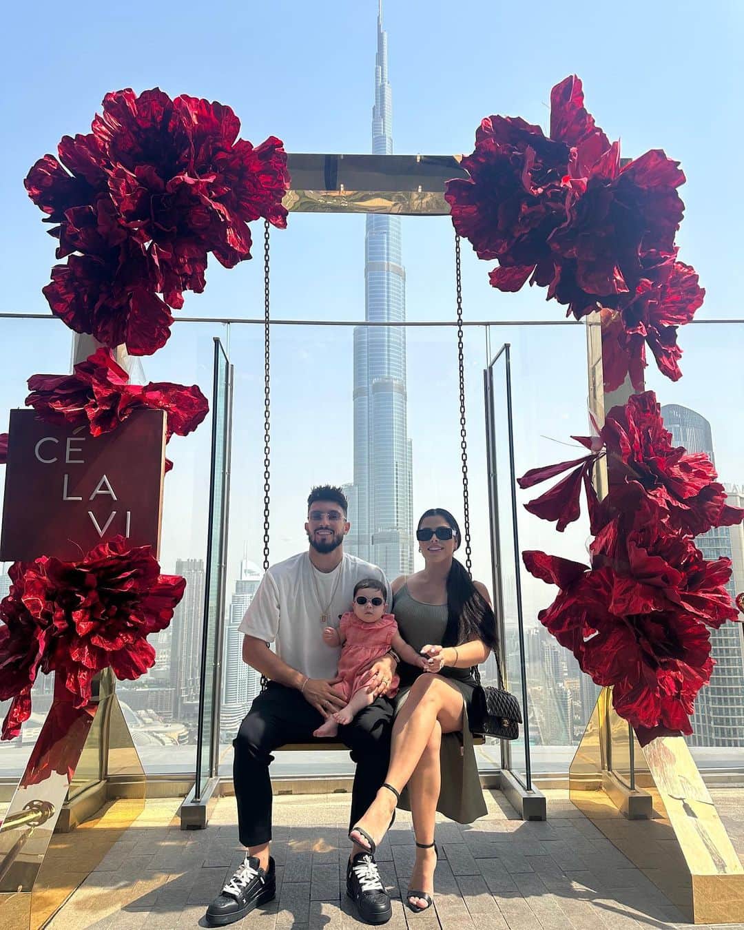 アレックス・ニコラオ・テレスのインスタグラム：「Family time 🔋💛🤩」