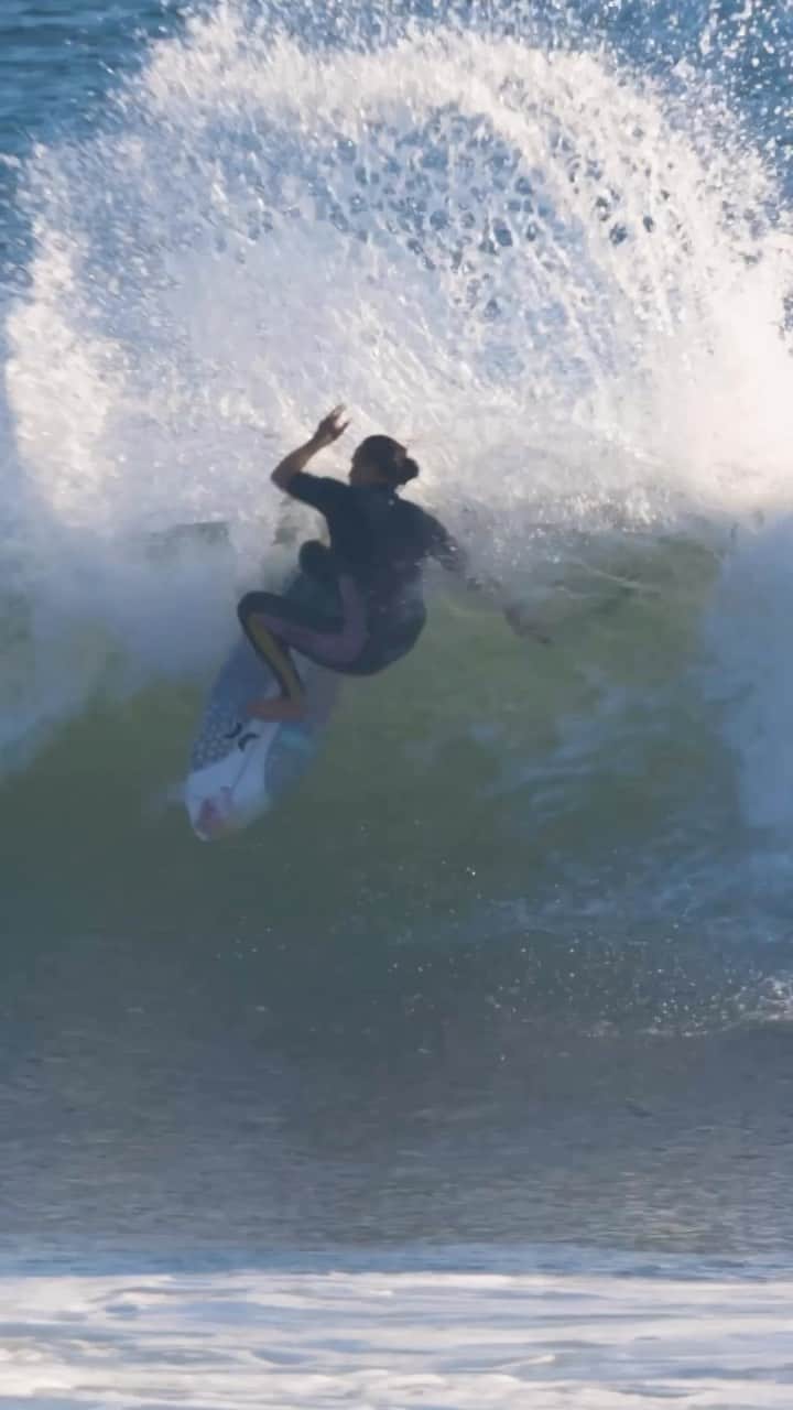 カリッサ・ムーアのインスタグラム：「With four days until the potential start of the Rip Curl @wsl Finals, @rissmoore10 has been logging her hours down at the cobblestone playground and looking tack sharp 📌💪  🎥: @hampositive  #CarissaMoore #FreeSurfing #Lowers」