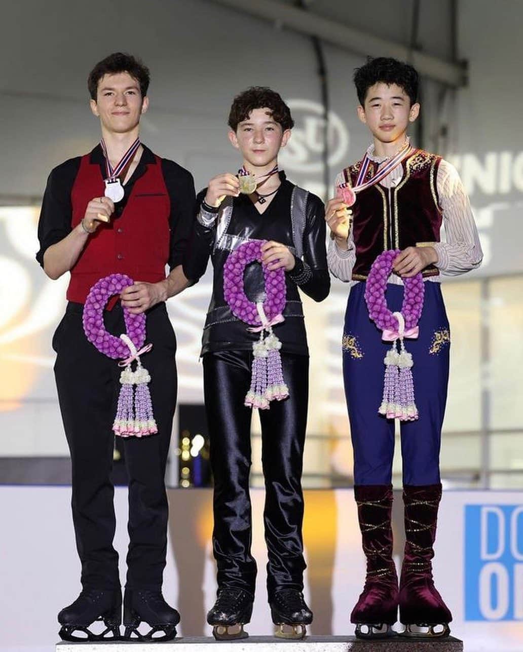 アンジェリーク・アバチキナのインスタグラム：「Happy about my first step in ISU JGP of the season ! Now focus on the next one ! see you in Osaka 🔥🇯🇵  #isu #skating #iceskating #figureskating #competition #challenge #fun #friends #team #teamfrance #thailande #bangkok #second #silver #poduim #coach #train #training #work #family #focusfanatics」