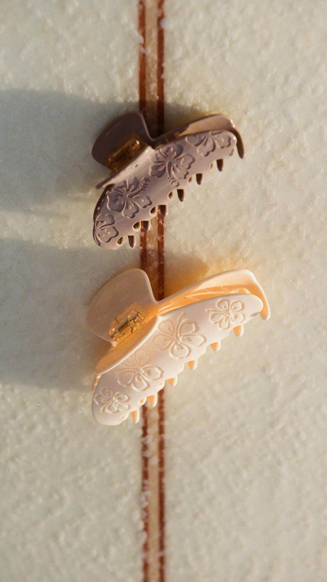 マリア・マーフィーのインスタグラム：「Stop Scrolling 🫶🏽  Say hello to our Hibiscus Surf Clip available in 4 inches & 5 inches in Blue, Coconut, Poi (Pictured) and Sand 🤍  All of our online shop sales through September will be donated directly to the families, people and youth of Lāhainā ❤️💛💚  Please check out our highlight HELP MAUI for more info.  We will be doing a fundraiser at the end of September at the cafe for Maui 🤎 #mauistrong」