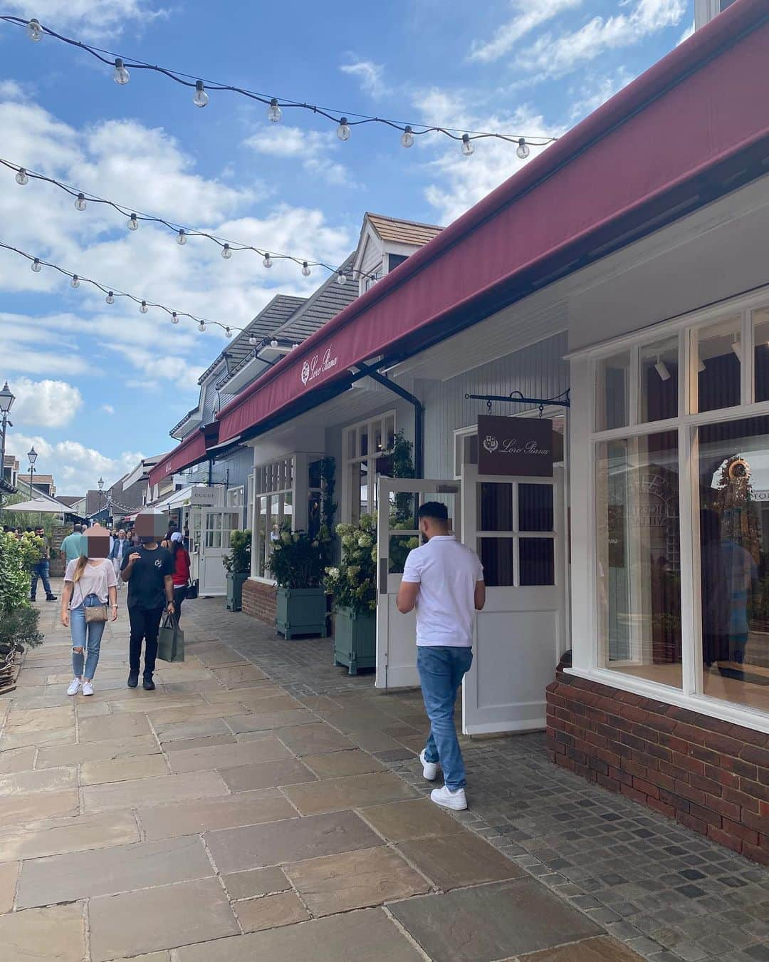 秋元玲奈さんのインスタグラム写真 - (秋元玲奈Instagram)「Weekend short trip to @bicestervillage 🚆 Kids had fun playing in the park and joining the kids club .  週末は郊外のアウトレットへ。 キッズクラブや遊具のある公園もあって、子供たちも一日中楽しく過ごせました。朝から電車で食べるように唐揚げ揚げて、おにぎり作った甲斐あり。  #london #londonlife #bicestervillage  #outlet #oxford」9月5日 2時57分 - rena_akimoto