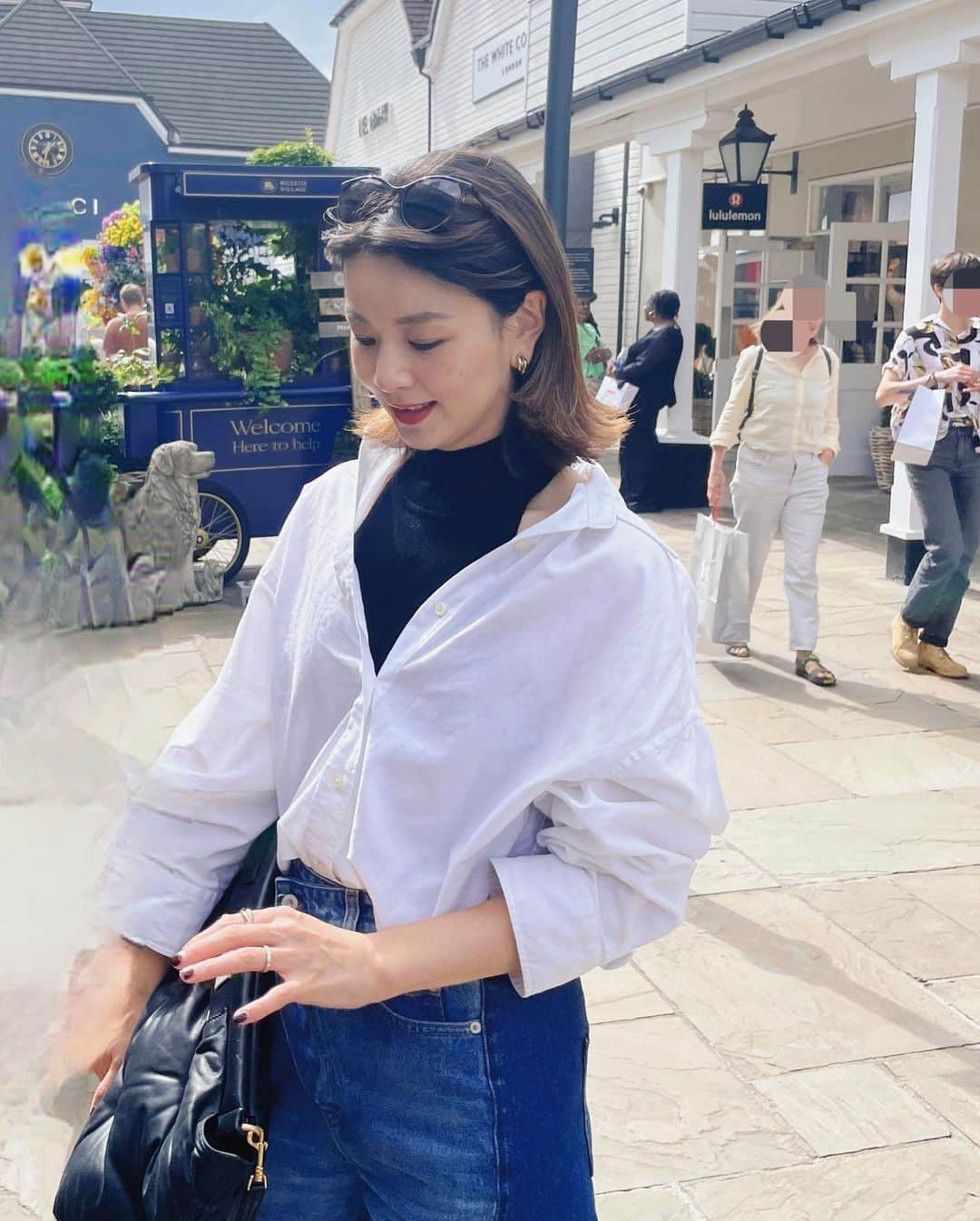 秋元玲奈のインスタグラム：「Weekend short trip to @bicestervillage 🚆 Kids had fun playing in the park and joining the kids club .  週末は郊外のアウトレットへ。 キッズクラブや遊具のある公園もあって、子供たちも一日中楽しく過ごせました。朝から電車で食べるように唐揚げ揚げて、おにぎり作った甲斐あり。  #london #londonlife #bicestervillage  #outlet #oxford」