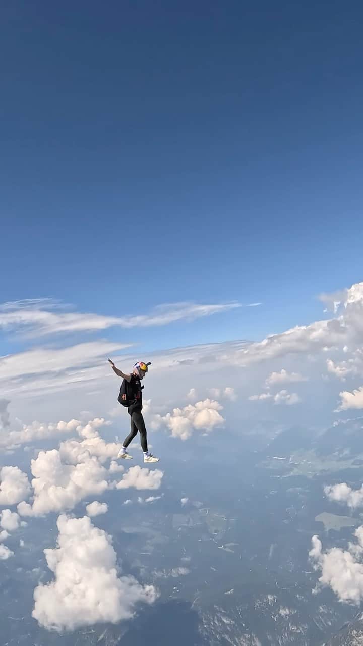 Earth Picsのインスタグラム：「@kuczynska.maja is the real skyswalker -   “Standing straight up is a pretty basic skydiving position. To make it look like you’re walking you just wiggle your feet back and forth.”   🪂 @kuczynska.maja  🎥 @mairis_l」
